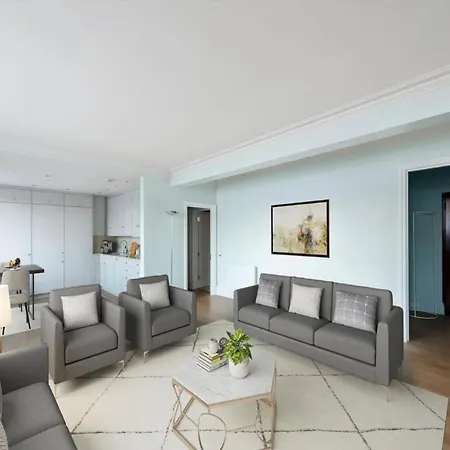 Stylish 4-bedroom With Spectacular Views In Apartment